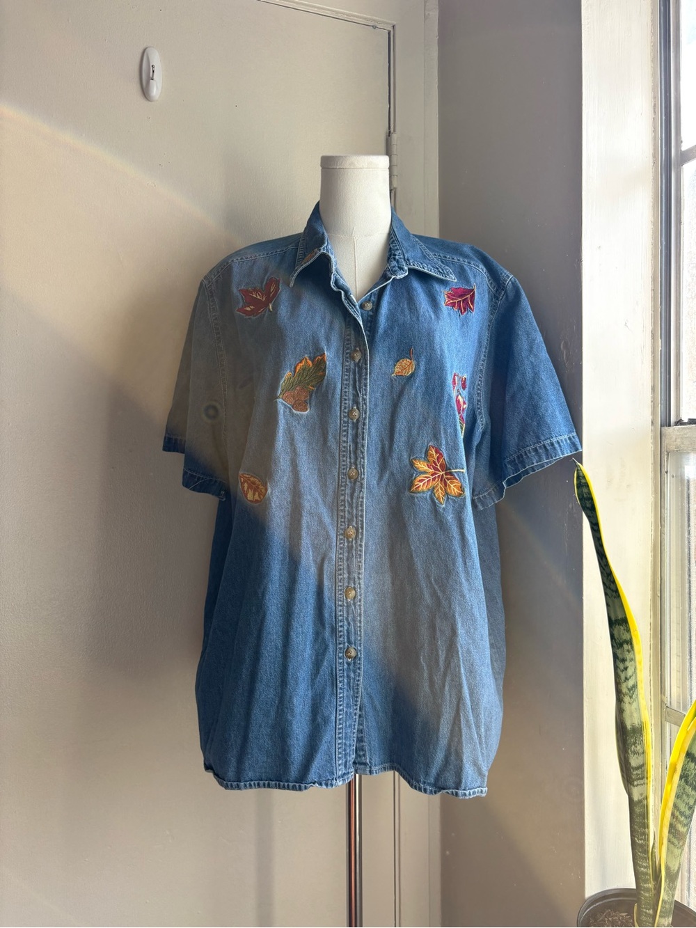 leaf embroidered denim short sleeve button front